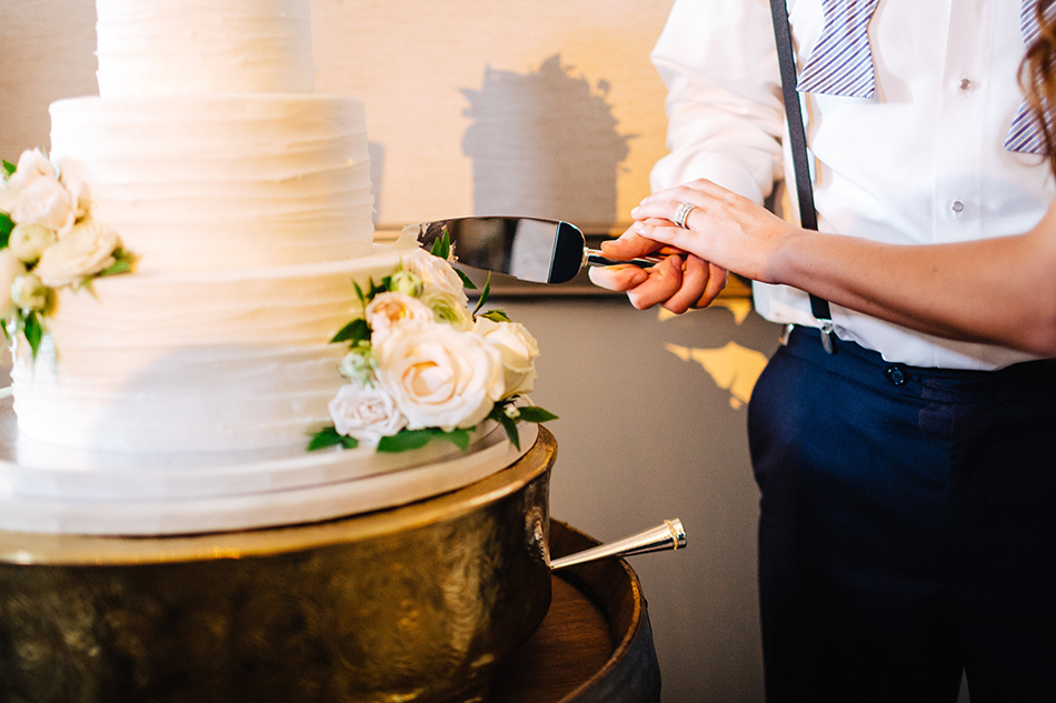 wedding cake cutting